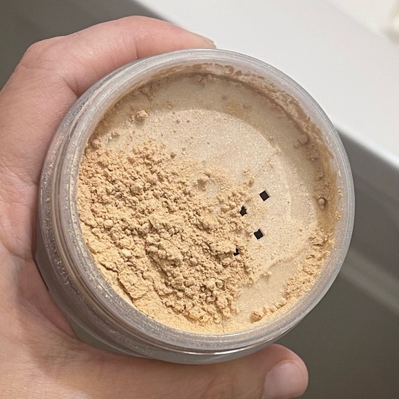 Laura Mercier Translucent Loose Setting Powder GLOW - Picture 3 of 3